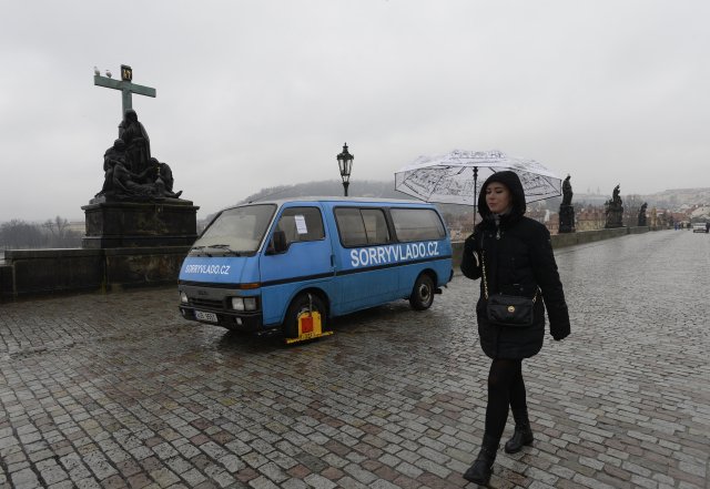 29. ledna se na Karlově mostě vyskytly tři vozidla jako forma protestu proti vládě i proti bývalému policejnímu řediteli Vladislavu Husákovi. Za umístěním vozidel stojí youtuber MikeJePan.