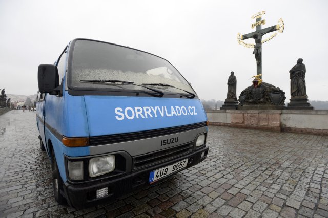 29. ledna se na Karlově mostě vyskytly tři vozidla jako forma protestu proti vládě i proti bývalému policejnímu řediteli Vladislavu Husákovi. Za umístěním vozidel stojí youtuber MikeJePan.
