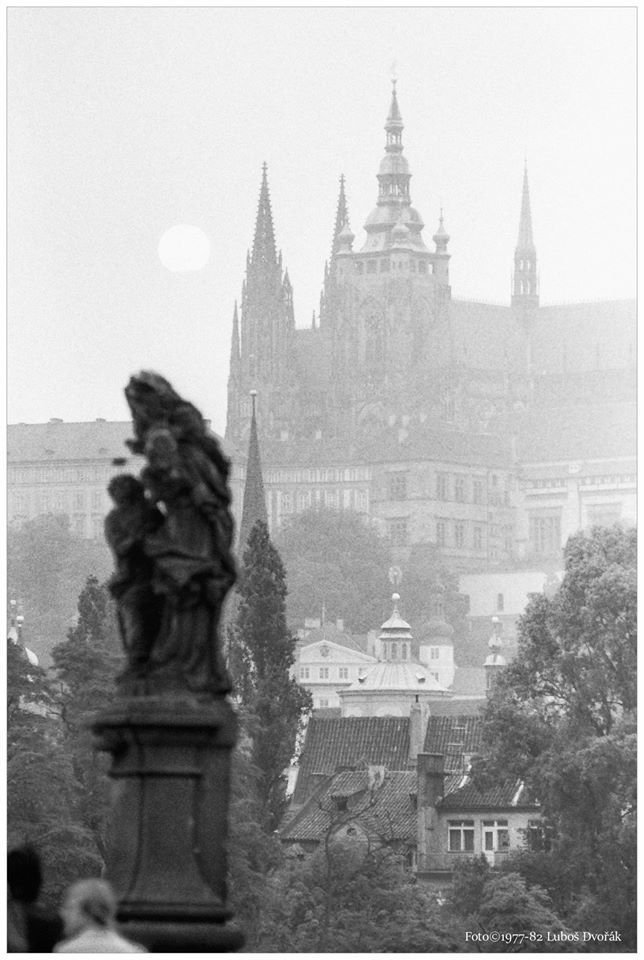 Snímky z Karlova mostu 70. a 80. let vytvořil mostecký fotograf Luboš Dvořák.