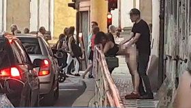 Orgie v centru Prahy: Zvrhlíci se uspokojovali i na Karlově mostě! Policie je stále hledá