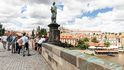 Neznámý vandal 9. července 2021 posprejoval část Karlova mostu v Praze. Modré nápisy v angličtině jsou na zídce na pravé straně mostu směrem k Pražskému hradu.