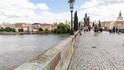 Neznámý vandal 9. července 2021 posprejoval část Karlova mostu v Praze. Modré nápisy v angličtině jsou na zídce na pravé straně mostu směrem k Pražskému hradu.