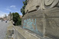 Za posprejování Karlova mostu padl výchovný trest: 60 hodin prospěšné činnosti mohou věnovat i odstraňování graffiti