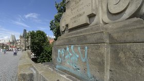 Za posprejování Karlova mostu padl výchovný trest: 60 hodin prospěšné činnosti mohou věnovat i odstraňování graffiti 