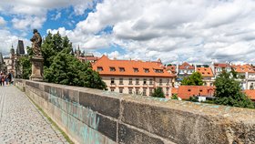 Mladík (17) a dívka (16) míří před soud! Pomalovali Karlův most a způsobili škodu 100 tisíc 