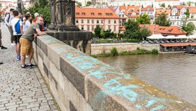 Neznámý vandal 9. července 2021 posprejoval část Karlova mostu v Praze. Modré nápisy v angličtině jsou na zídce na pravé straně mostu směrem k Pražskému hradu.