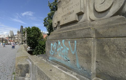Za posprejování Karlova mostu padl výchovný trest: 60 hodin prospěšné činnosti mohou věnovat i odstraňování graffiti 