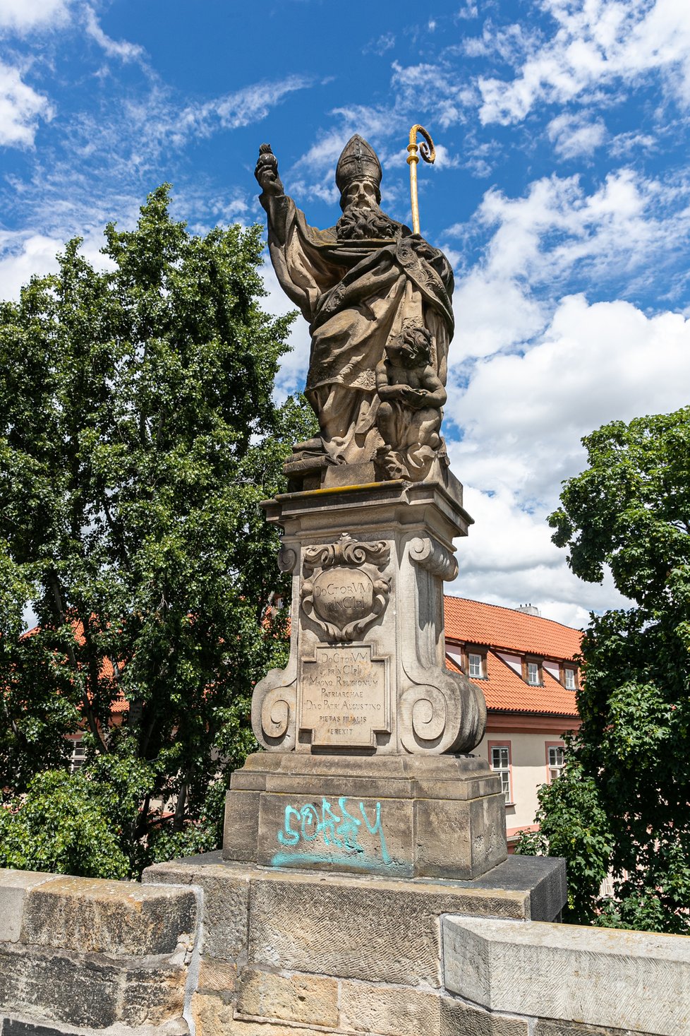 Neznámý vandal 9. července 2021 posprejoval část Karlova mostu v Praze. Modré nápisy v angličtině jsou na zídce na pravé straně mostu směrem k Pražskému hradu.