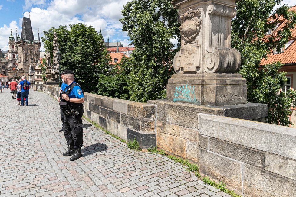 Neznámý vandal 9. července 2021 posprejoval část Karlova mostu v Praze. Modré nápisy v angličtině jsou na zídce na pravé straně mostu směrem k Pražskému hradu.