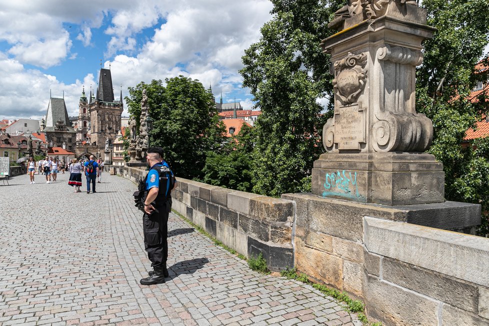 Neznámý vandal 9. července 2021 posprejoval část Karlova mostu v Praze. Modré nápisy v angličtině jsou na zídce na pravé straně mostu směrem k Pražskému hradu.