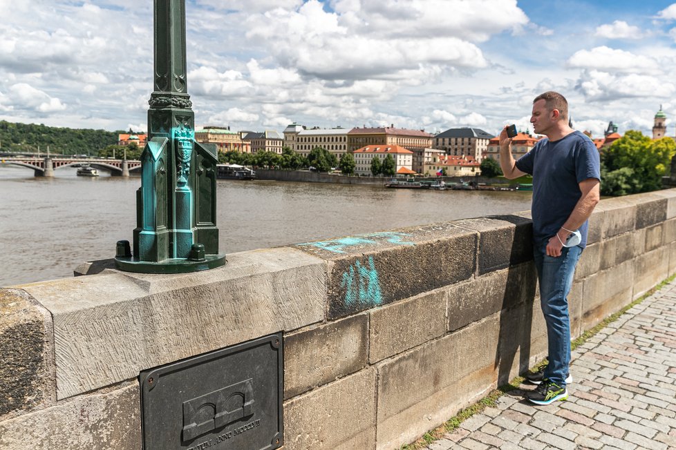 Neznámý vandal 9. července 2021 posprejoval část Karlova mostu v Praze. Modré nápisy v angličtině jsou na zídce na pravé straně mostu směrem k Pražskému hradu.