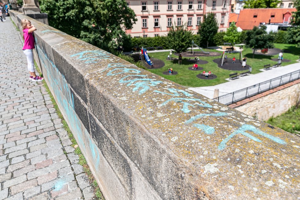 Neznámý vandal 9. července 2021 posprejoval část Karlova mostu v Praze. Modré nápisy v angličtině jsou na zídce na pravé straně mostu směrem k Pražskému hradu.