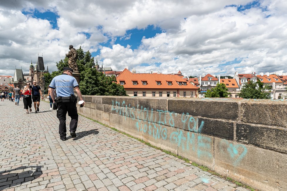 Mladiství posprejovali Karlův most 9. července 2021.