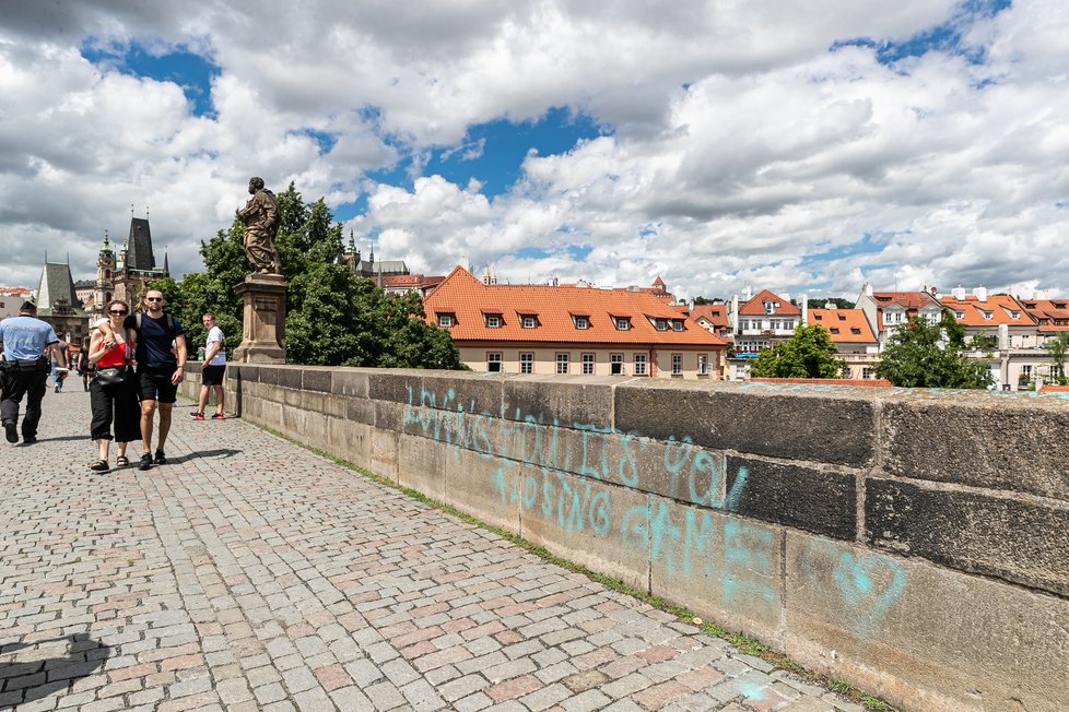 Mladiství posprejovali Karlův most 9. července 2021.