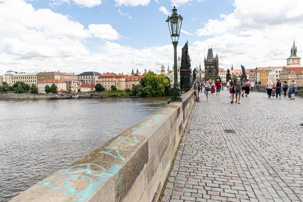 Neznámý vandal 9. července 2021 posprejoval část Karlova mostu v Praze. Modré nápisy v angličtině jsou na zídce na pravé straně mostu směrem k Pražskému hradu.