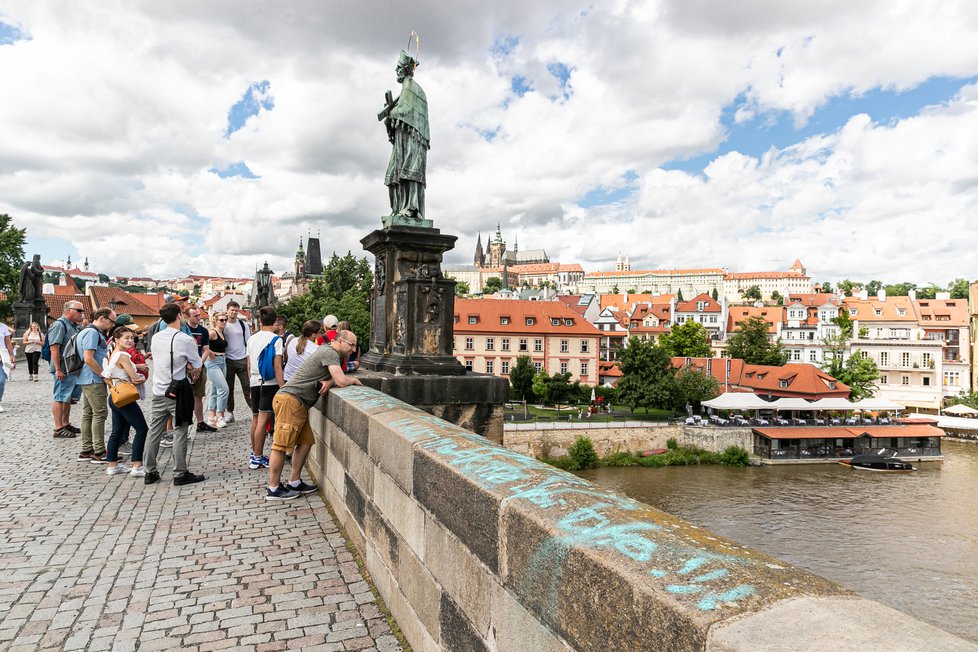 Neznámý vandal 9. července 2021 posprejoval část Karlova mostu v Praze. Modré nápisy v angličtině jsou na zídce na pravé straně mostu směrem k Pražskému hradu.