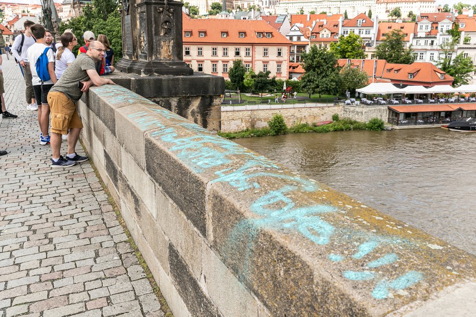 Neznámý vandal 9. července 2021 posprejoval část Karlova mostu v Praze. Modré nápisy v angličtině jsou na zídce na pravé straně mostu směrem k Pražskému hradu.