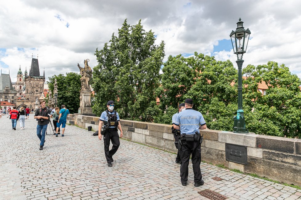 Neznámý vandal 9. července 2021 posprejoval část Karlova mostu v Praze. Modré nápisy v angličtině jsou na zídce na pravé straně mostu směrem k Pražskému hradu.