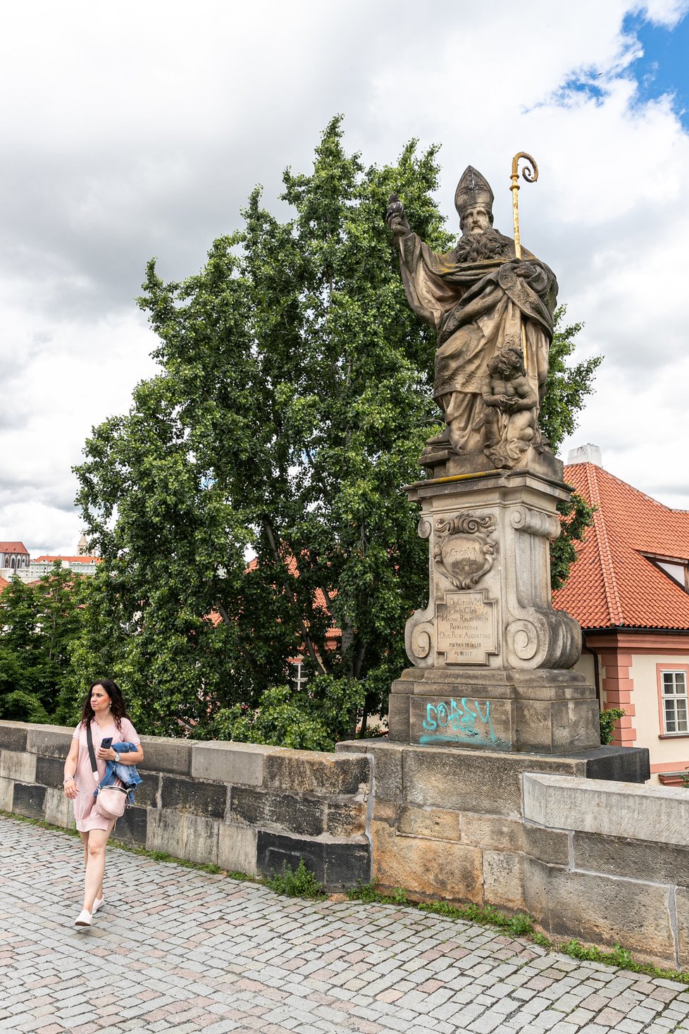 Neznámý vandal 9. července 2021 posprejoval část Karlova mostu v Praze. Modré nápisy v angličtině jsou na zídce na pravé straně mostu směrem k Pražskému hradu.