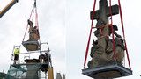 VIDEO: Svatá Luitgarda sestoupila z Karlova mostu: V pilíři pod sochou je trhlina, musí se opravit