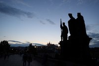 Karlův most nesvítí! Do Malostranské mostecké věže udeřil blesk, porouchal osvětlení
