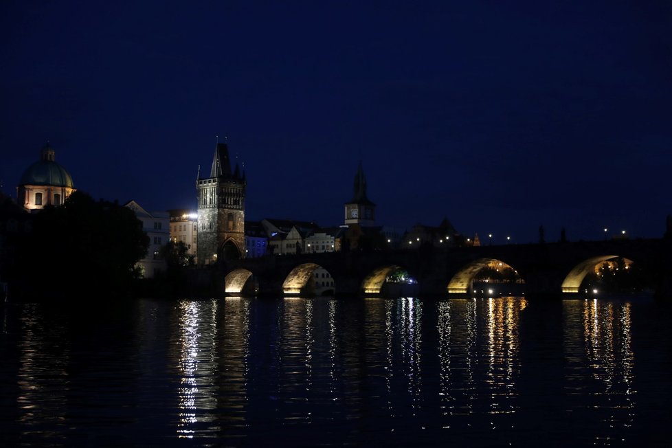 Sochy a oblouky Karlova mostu jsou bez světel.