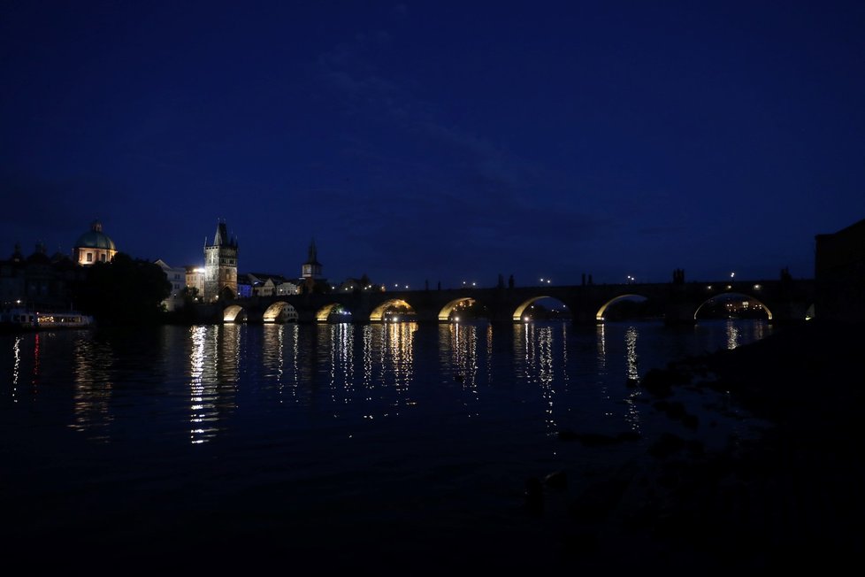 Sochy a oblouky Karlova mostu jsou bez světel.