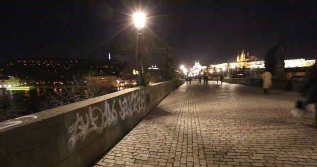 Karlův most posprejoval vandal. Jde po něm policie a hrozí mu tři roky vězení