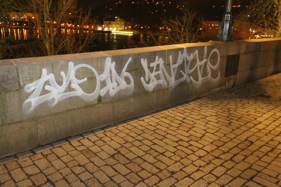 Za nápisy hrozí vandalovi tři roky vězení.