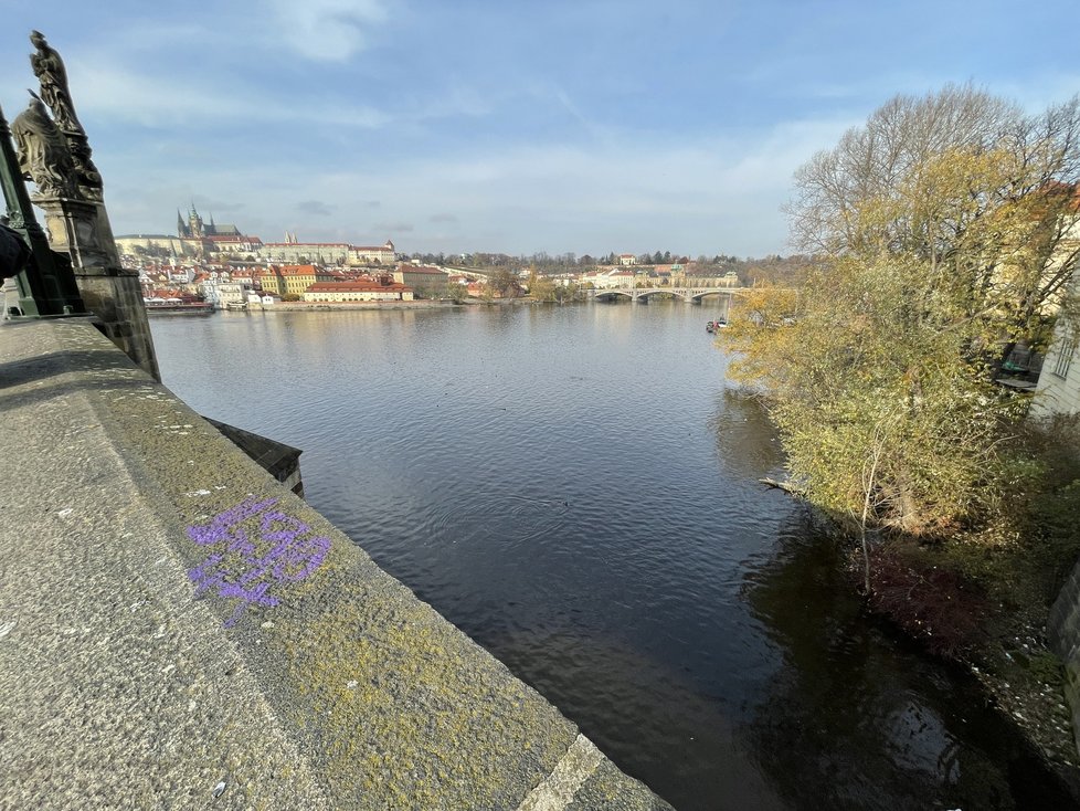 Karlův most se stal znovu terčem vandalů. Tentokrát se na něm objevil fialový nápis. (10. listopad 2021)