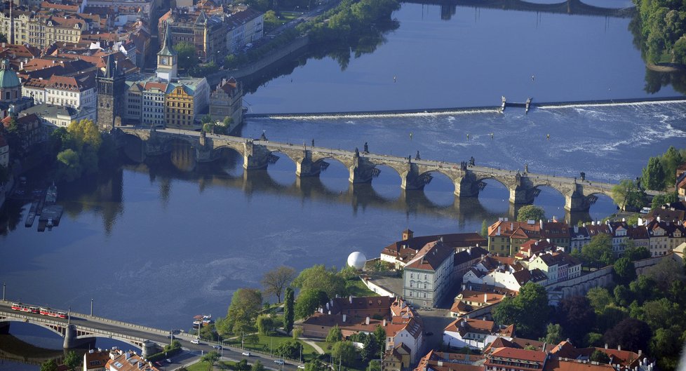 Mnoha tajemstvími a pověstmi opředený Karlův most je dlouhý 515,76 metru a široký až 9,50 metru. Spojuje Staré Město s Malou Stranou. Byl osázen 30 sochami a sousošími.