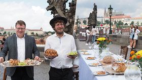 Sousedská slavnost na Karlově mostě. K půlkilometrovému stolu zve Pražany kavárník Kobza