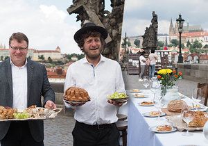 Sousedská slavnost na Karlově mostě