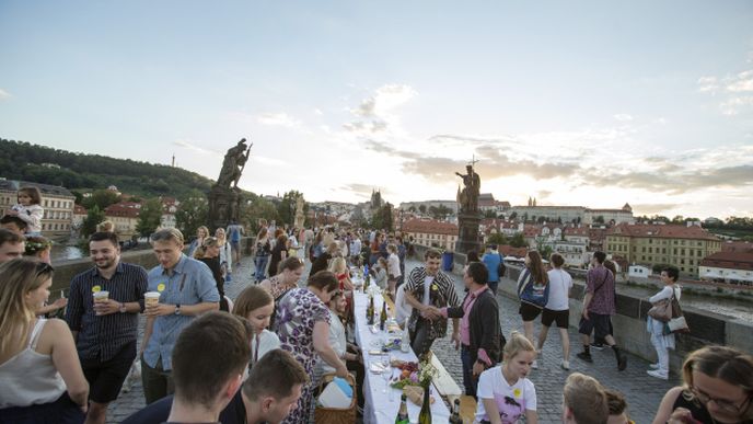 Poslední červnový den se na Karlově mostě konala hostina ke skončení koronavirové pandemie.