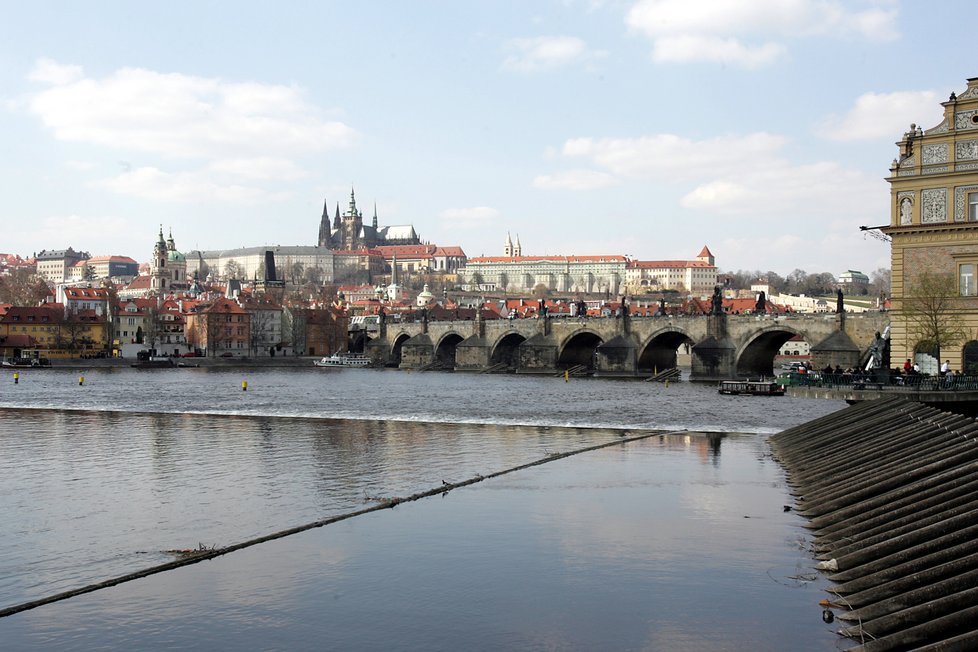 Současná část opravy Karlova mostu skončí asi v září