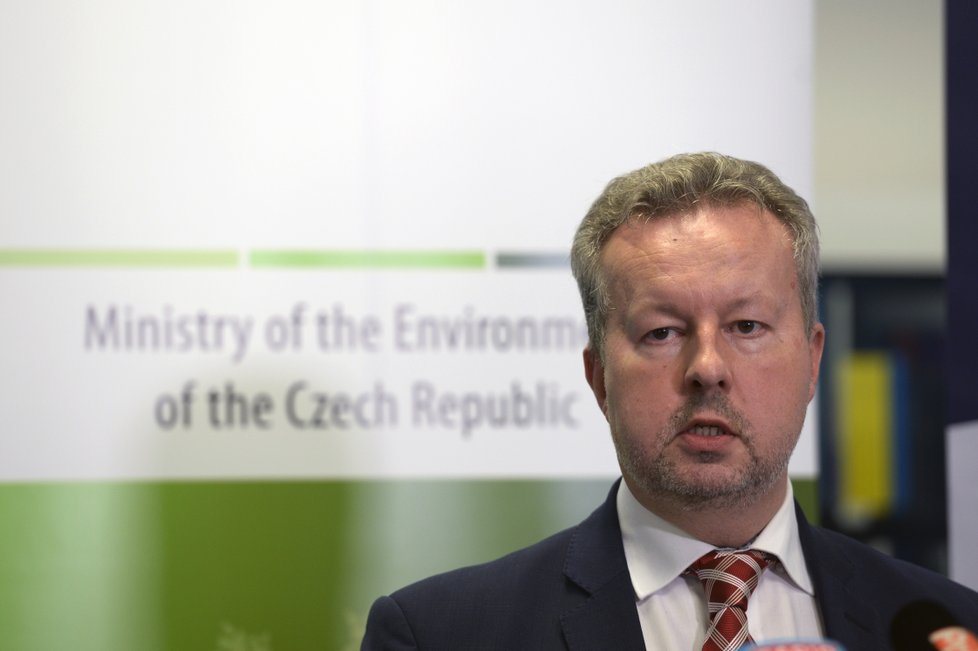 Ministr životního prostředí Richard Brabec (ANO) na tiskové konferenci k řešení problematiky znečištěného ovzduší v ČR (8.11 2018)
