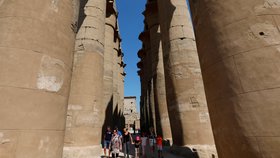 Chrámový komplex Karnak patří k nejzachovalejším a největším na celém světě. Sfingy, sochy i sloupy jsou staré tisíce let.
