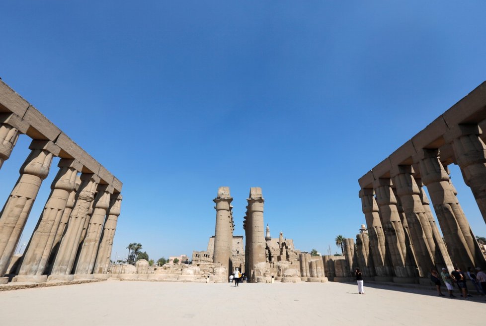 Chrámový komplex Karnak patří k nejzachovalejším a největším na celém světě. Sfingy, sochy i sloupy jsou staré tisíce let