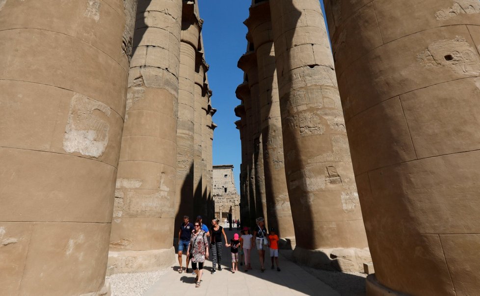 Chrámový komplex Karnak patří k nejzachovalejším a největším na celém světě. Sfingy, sochy i sloupy jsou staré tisíce let