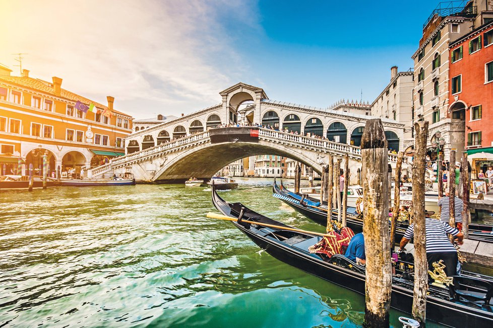 Loni starosta Benátek navrhl regulovat vstup na náměstí svatého Marka či do některých nejfrekventovanějších uliček semafory, což ale zatím neprosadil.