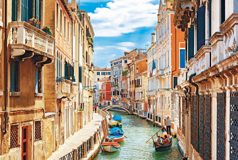Benátky denně navštíví až 100 000 lidí a v době tradičního karnevalu začátkem roku ještě více.