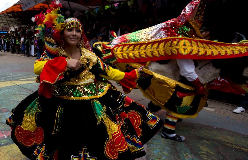 Karneval v Bolívii poznamenal výbuch plynové bomby, který zabil několik lidí.