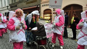 Ulicemi Prahy prošlo při závěrečném průvodu Eurokarnevalu přes tisíc masek z celé Evropy