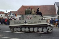 Němci vytáhli těžký kalibr: Na uprchlíky se valil nacistický tank
