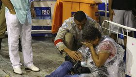 Alegorický vůz na karnevalu v Riu vjel do davu, zranil nejméně osm lidí.