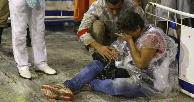 Alegorický vůz vjel na karnevalu v Riu do davu. Zranil nejméně osm lidí