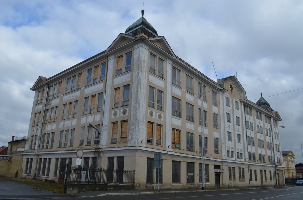 Zastupitelé Krnova odmítli projekt rekonstrukce vyhořelé textilní fabriky Karnola. Mělo tu vzniknout muzeum. Důvodem jsou vysoké náklady.
