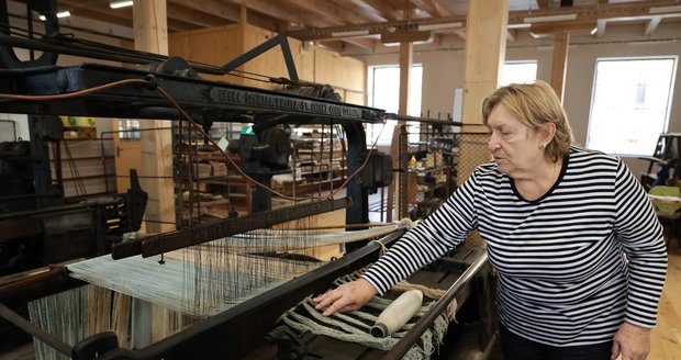 Materiál třídí a doplňuje bývalá vedoucí dezinatury Jitka Navrátilová.