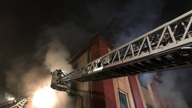 Na místě požáru zasahovalo 18 hasičských jednotek. Oheň hasiči krotili čtyři hodiny a ve čtvrtek dopoledne ještě stále dohašují požářiště a prohledávají trosky.