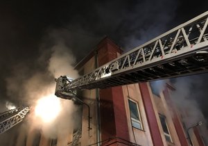 Na místě požáru zasahovalo 18 hasičských jednotek. Oheň hasiči krotili čtyři hodiny a ve čtvrtek dopoledne ještě stále dohašují požářiště a prohledávají trosky.